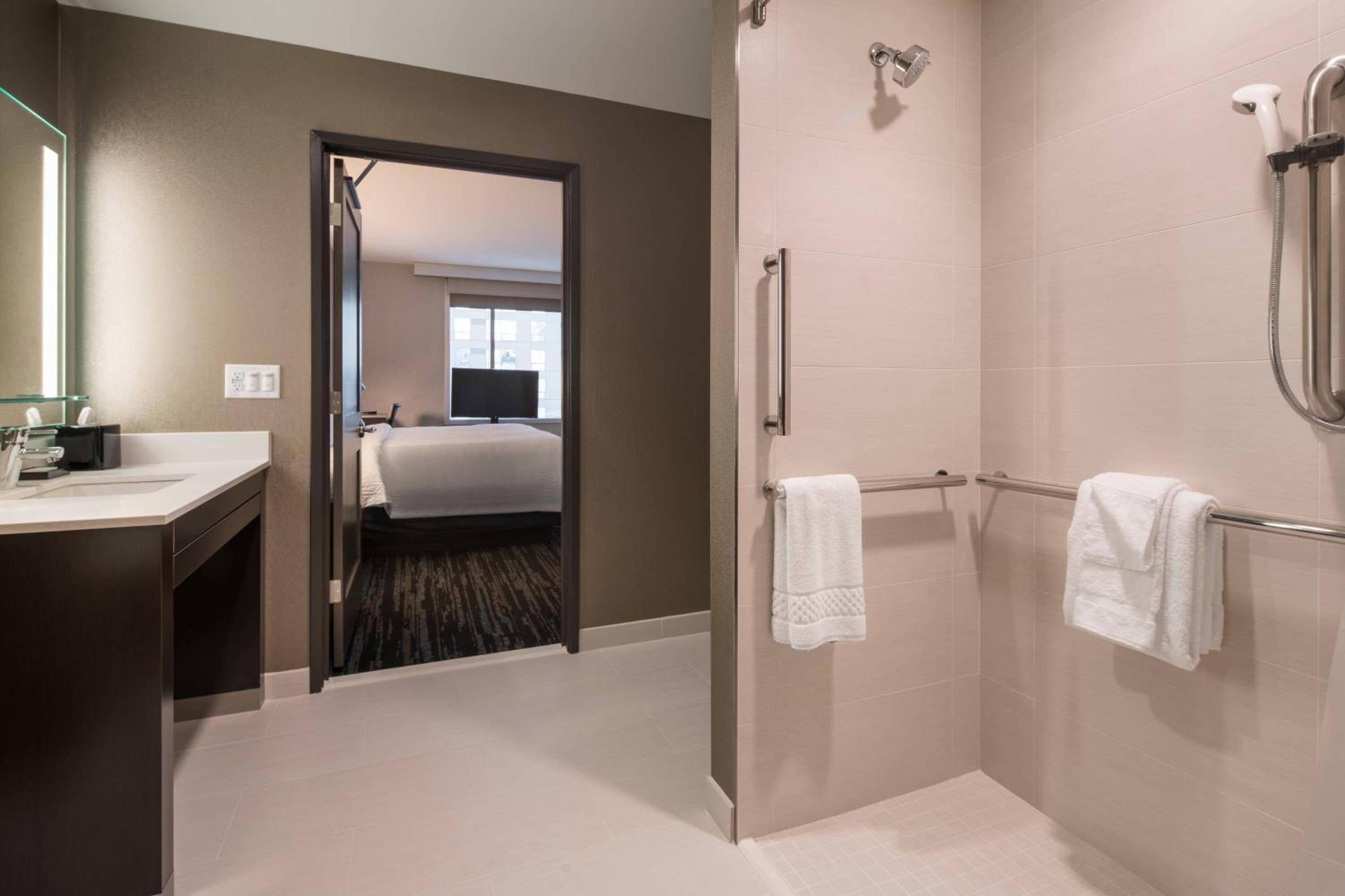 جناح جونيور بسرير كينج بإطلالة على المدينة مع أريكة بحوض استحمام لذوي الإعاقة، RESIDENCE INN SEATTLE DOWNTOWN/CONVENTION CENTER 4/5