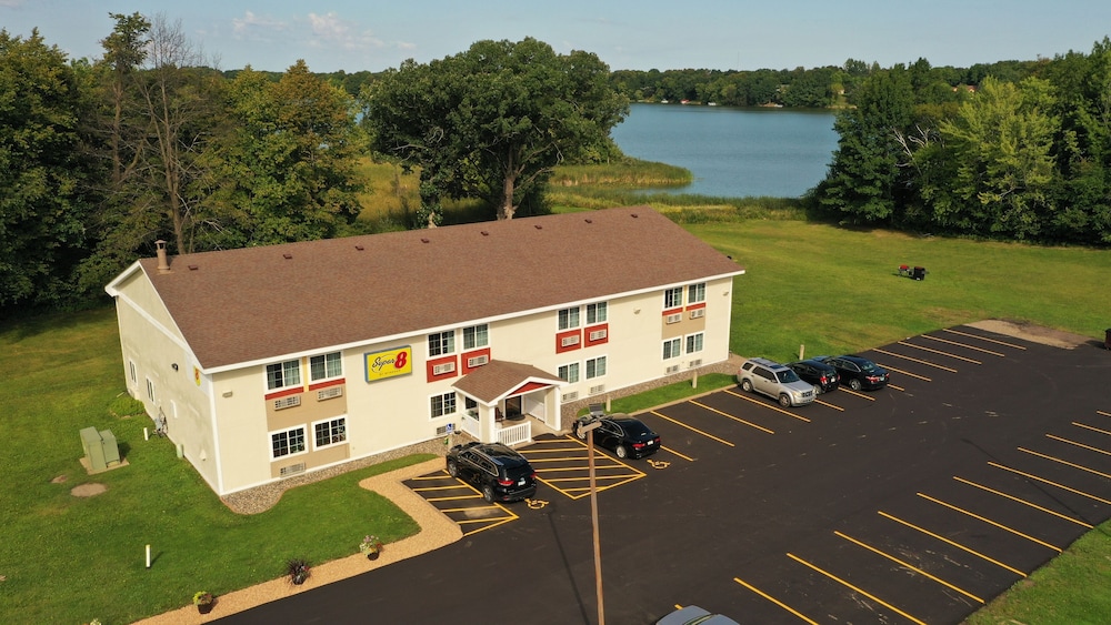 Super 8 by Wyndham Chisago City 4/20