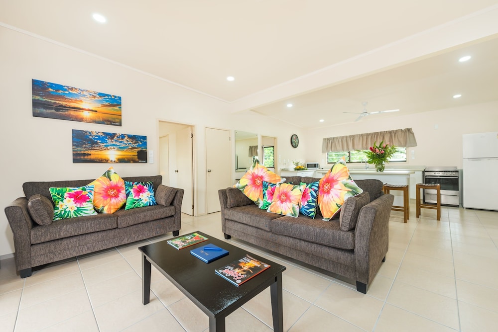 Cook Islands Holiday Villas Turangi 8/19
