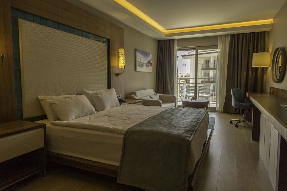 Ramada Hotel and Suites by Wyndham Kusadasi 26/47