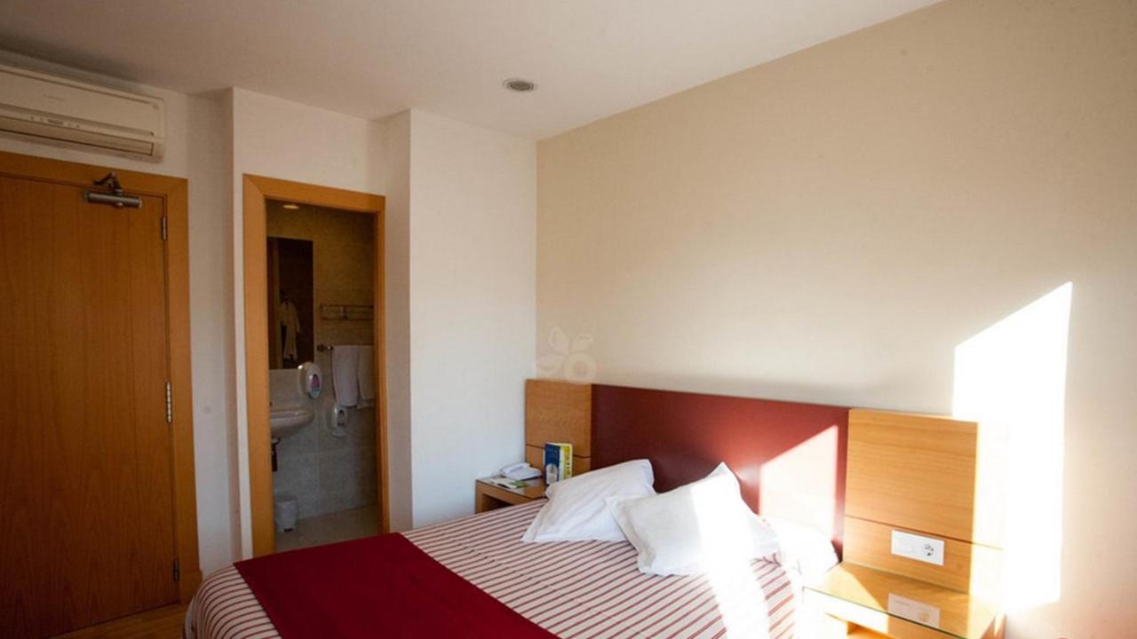 ROOM, DOUBLE OR TWIN BED