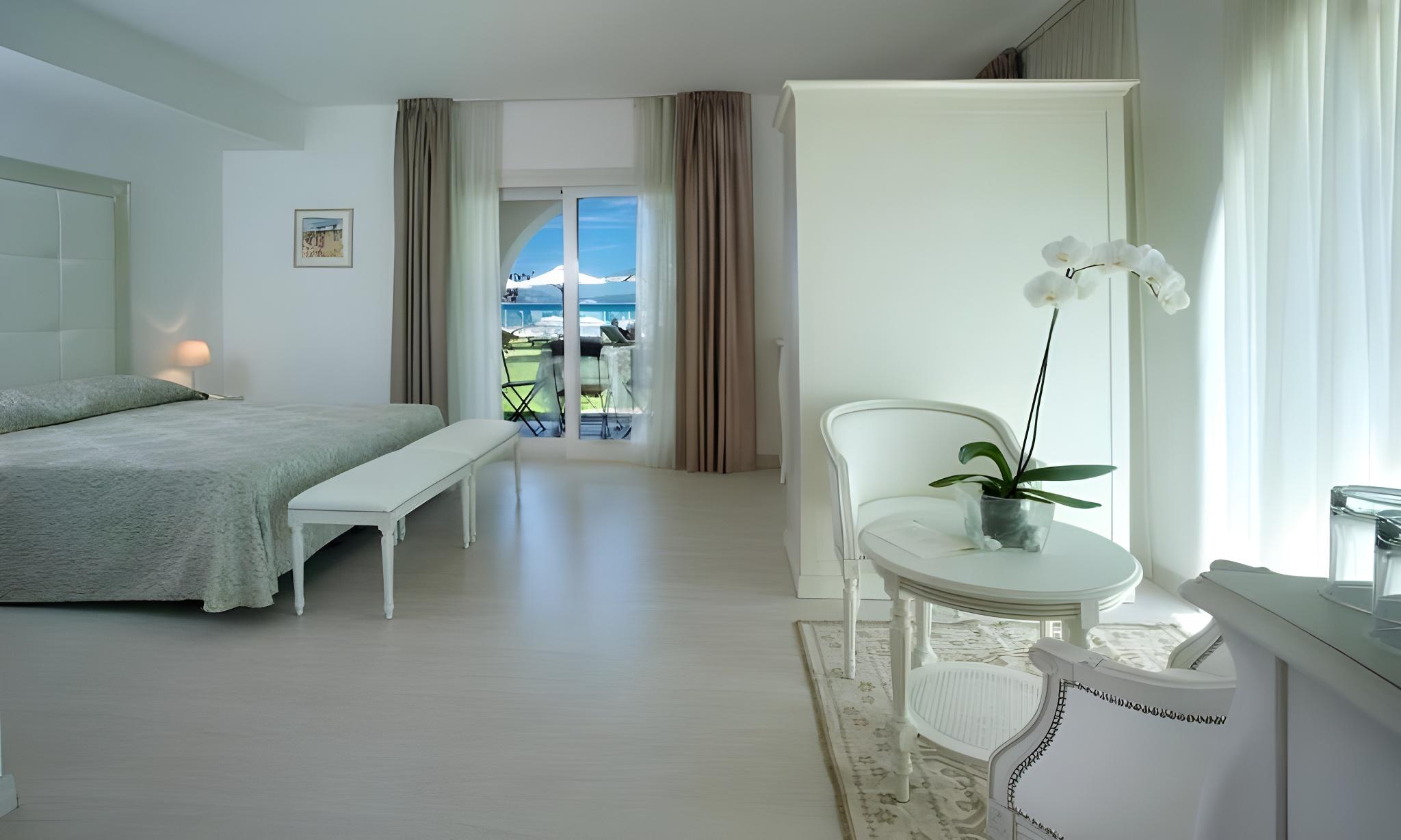 Room, Lateral Side Sea View