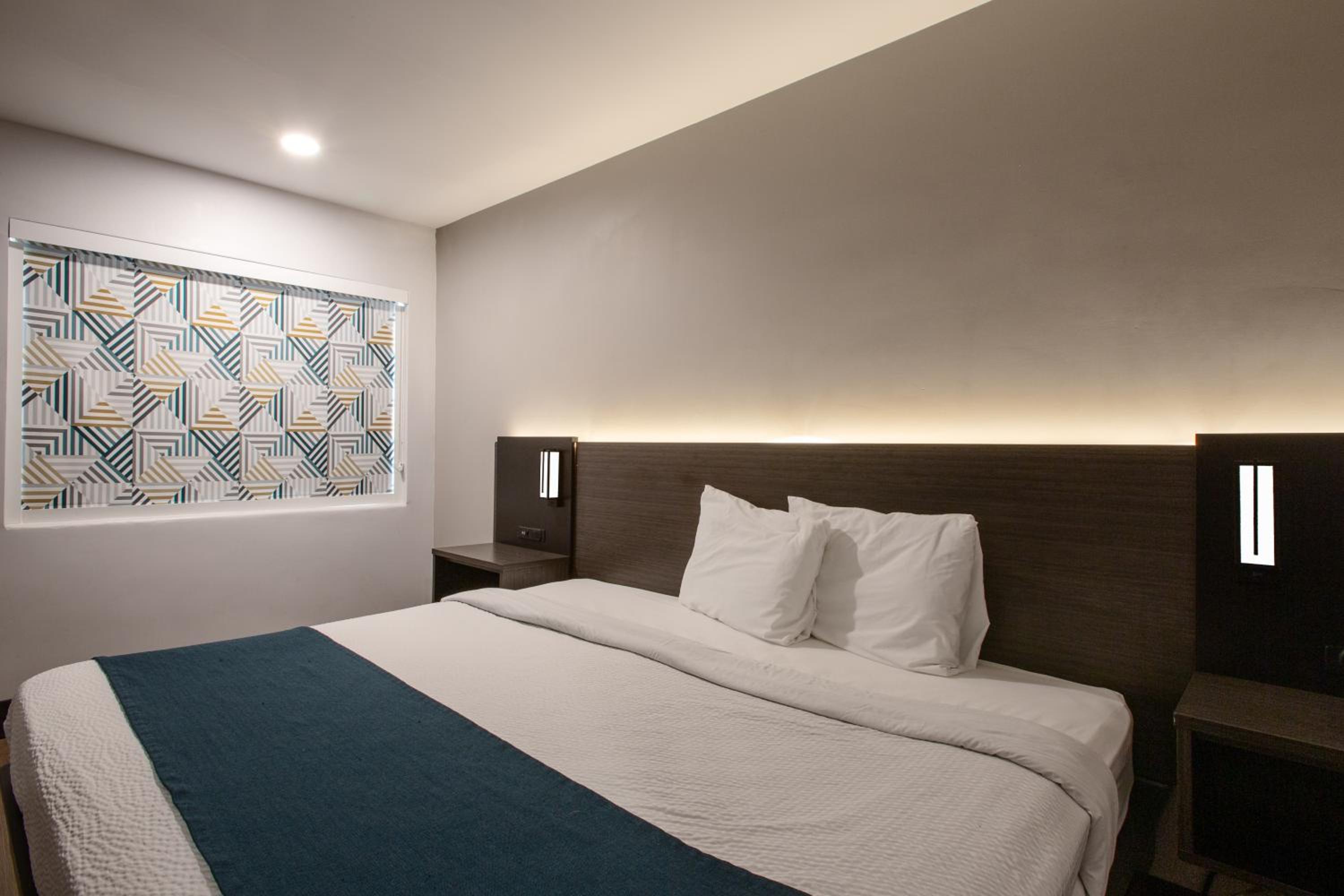ROOM, KING BED