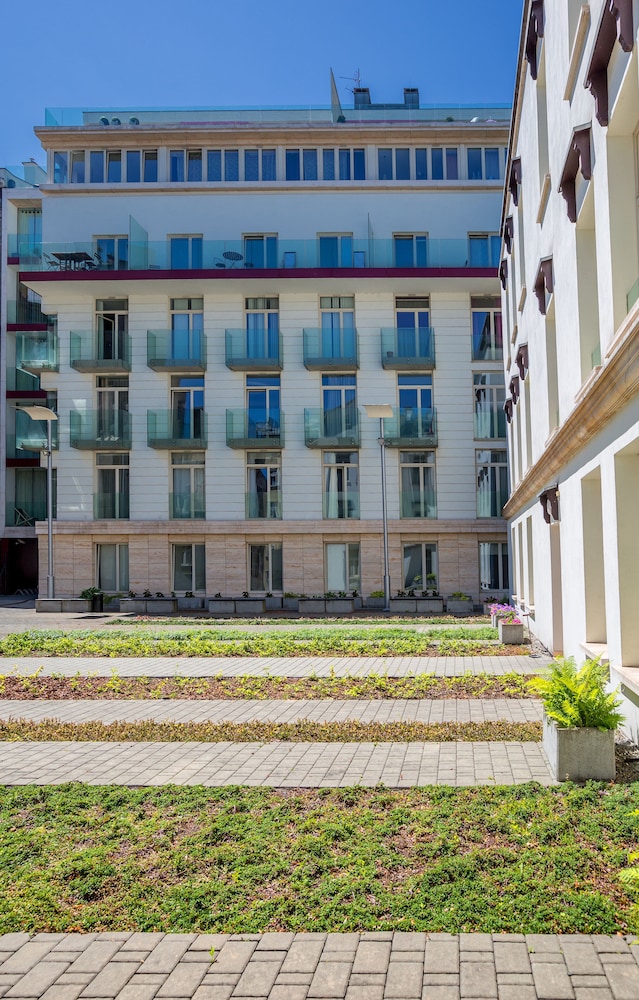 FriendHouse Apartments 4/50