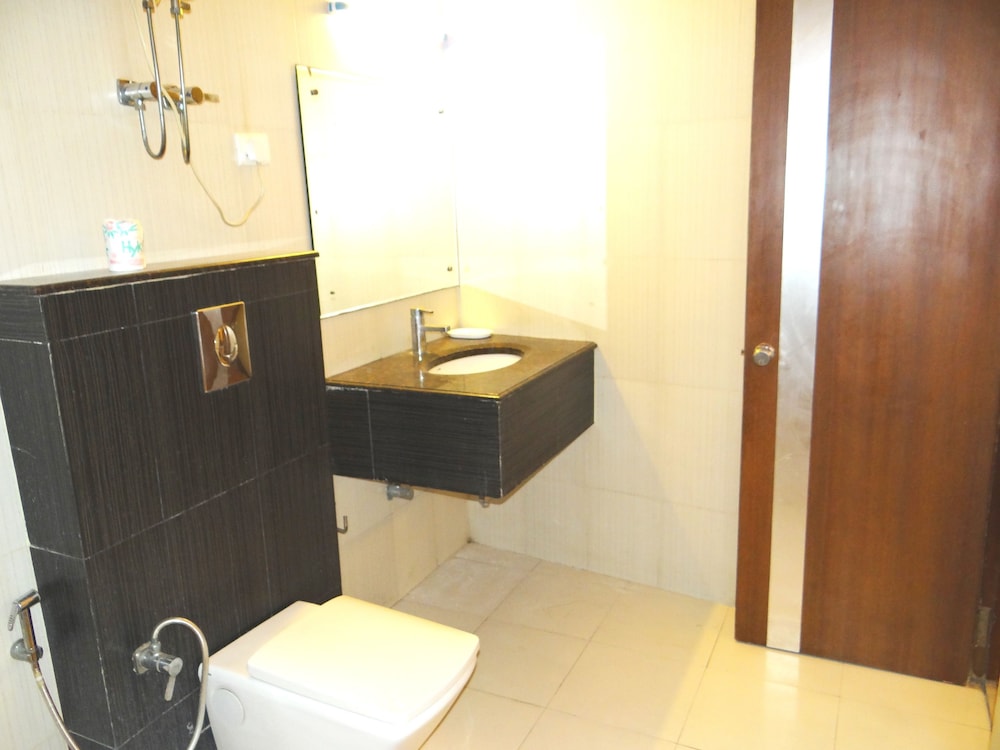 AIRPORT HOTEL DELHI 37 61/64