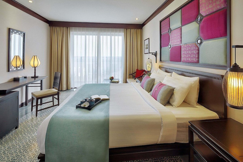 DELUXE, KING BED, GARDEN OR CITY VIEW, CITY VIEW, BALCONY