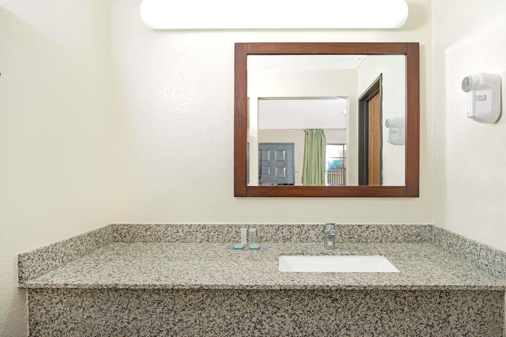Travelodge By Wyndham Sacramento / Rancho Cordova 8/17