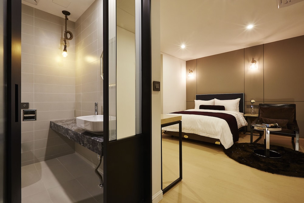 URBAN ISLAND HOTEL 15/28