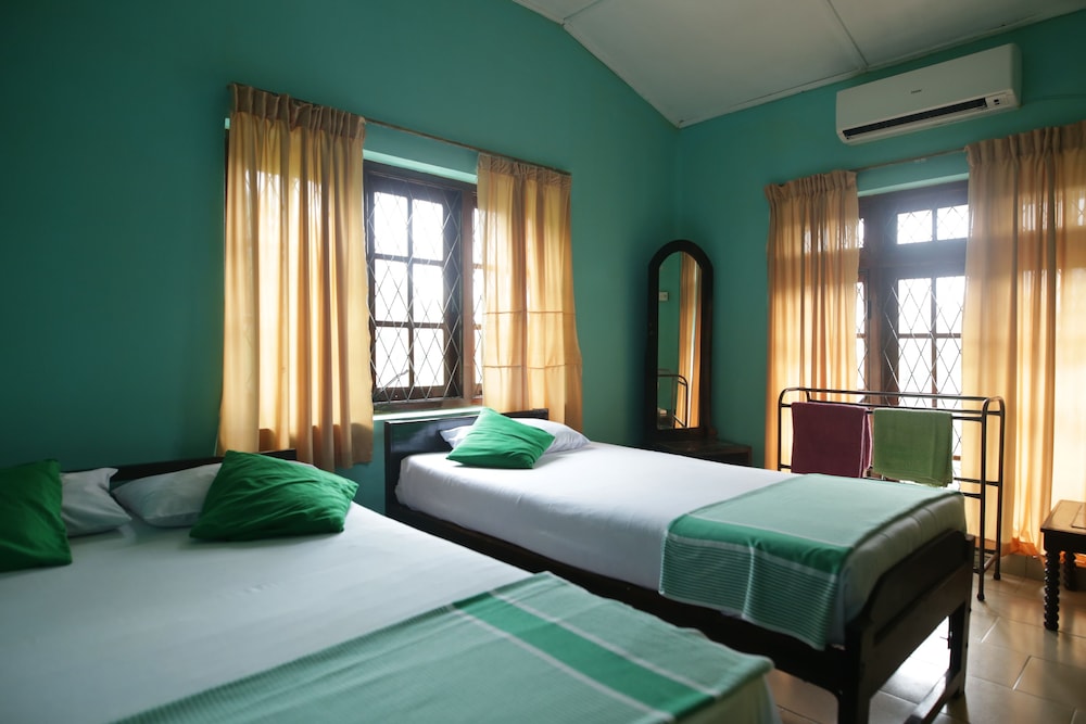 ROOM, TRIPLE, PRIVATE BATHROOM