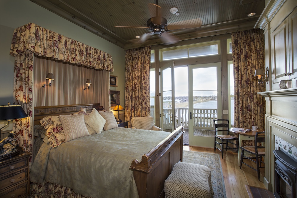 Island, Queen Bed