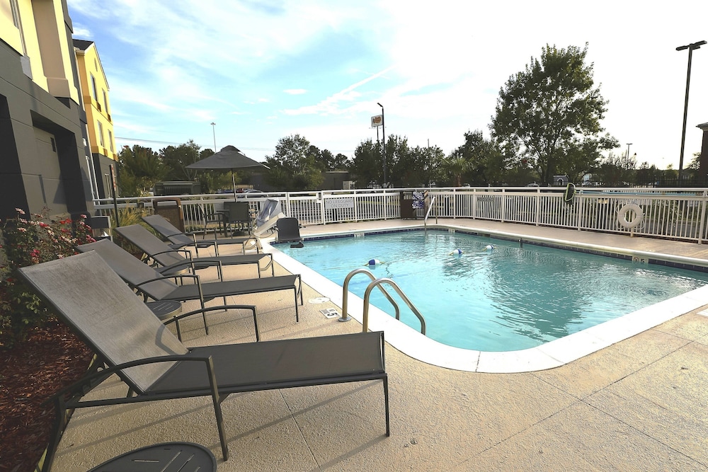 Fairfield Inn and Suites Jackson Airport 24/27