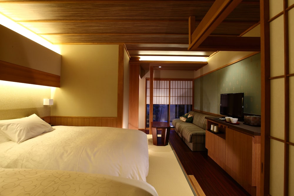 MOEGI, TWIN BEDS