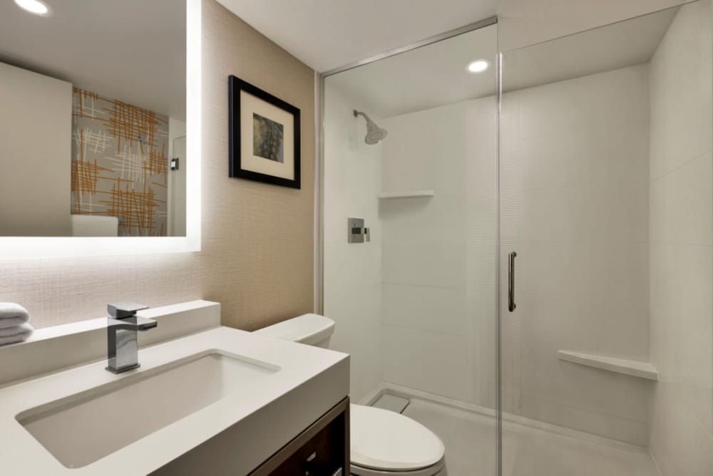 غرفة قياسية بسرير كينج، Crowne Plaza Toronto Airport 7/9