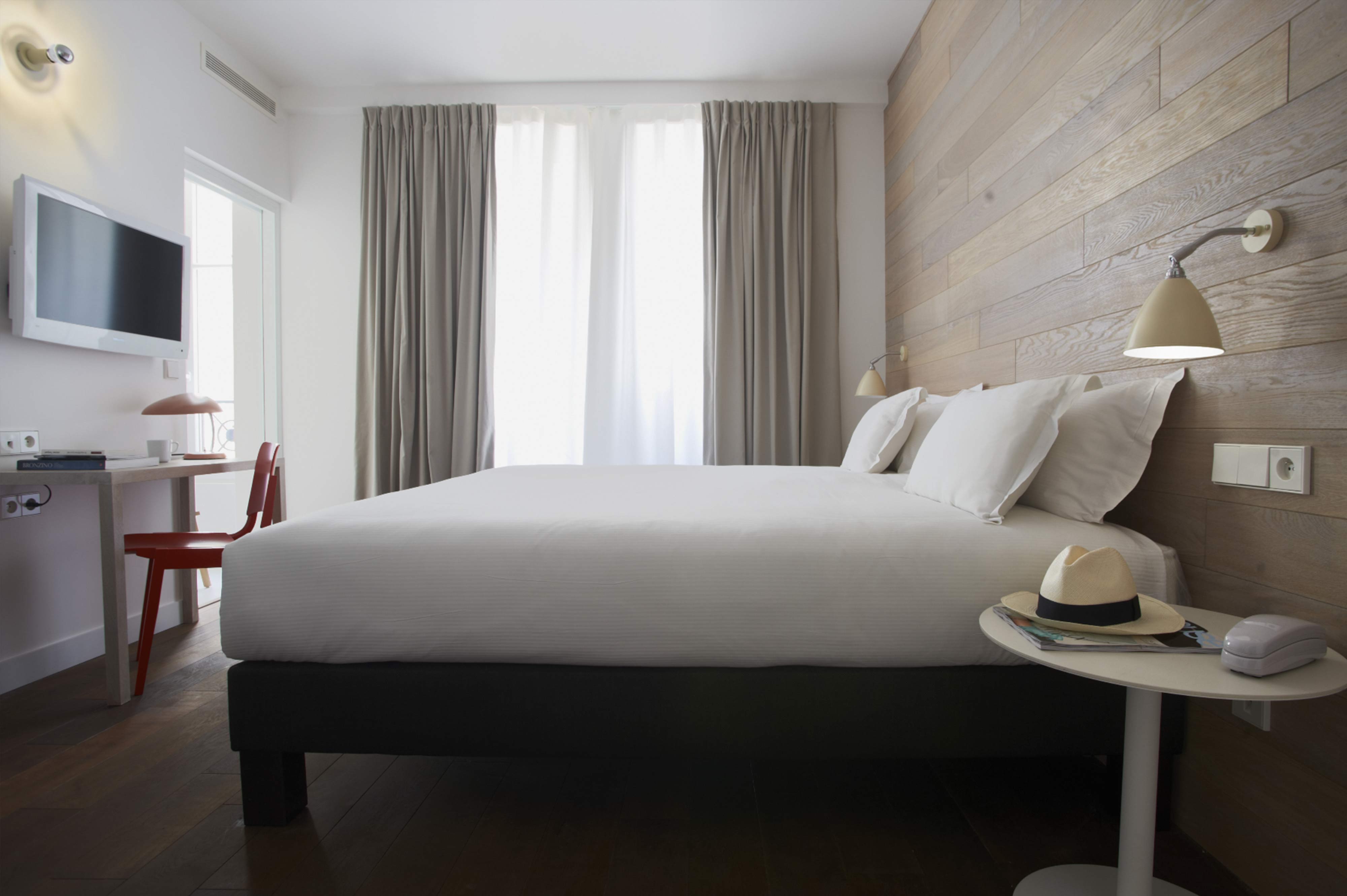 Club, Double or Twin Bed