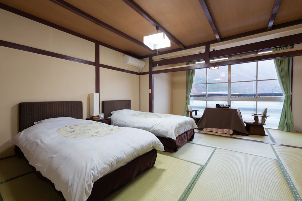 JAPANESE WESTERN, TWIN BEDS, SMOKING
