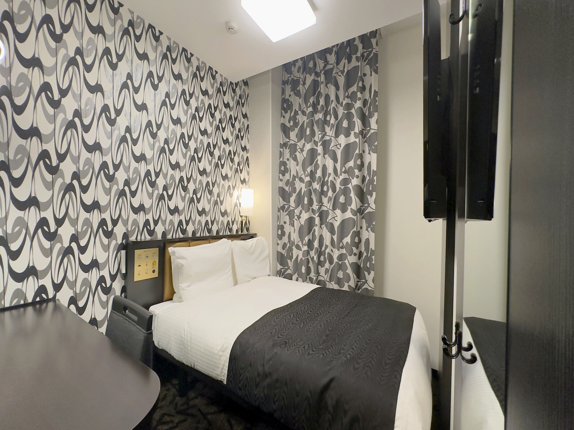 ROOM, DOUBLE BED