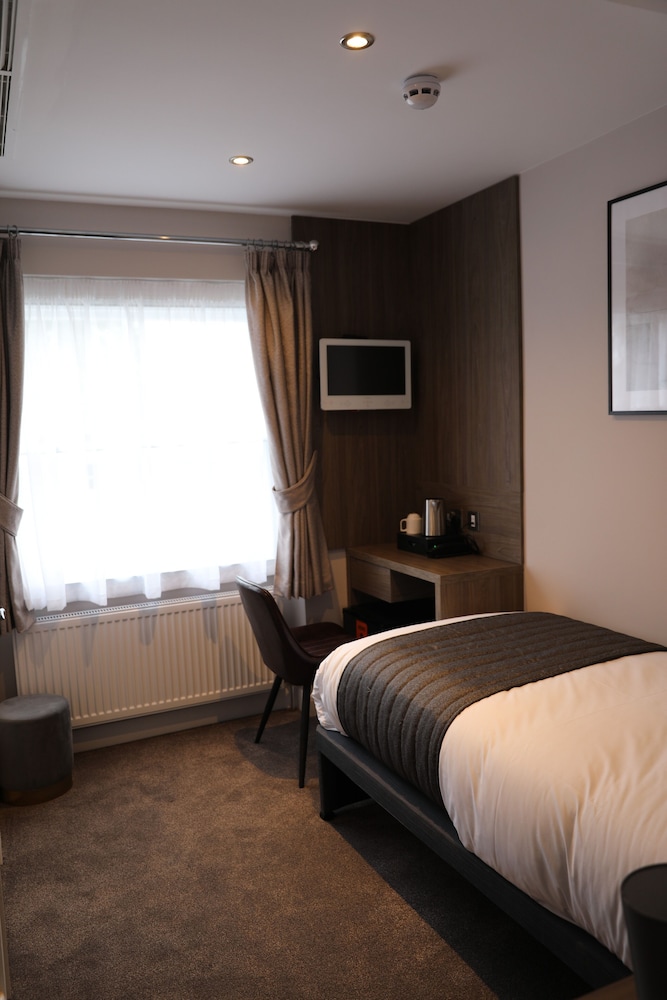 ROOM, SINGLE