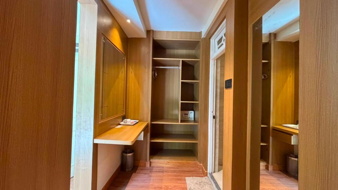 Hotel Shangri-La Regency 28/42