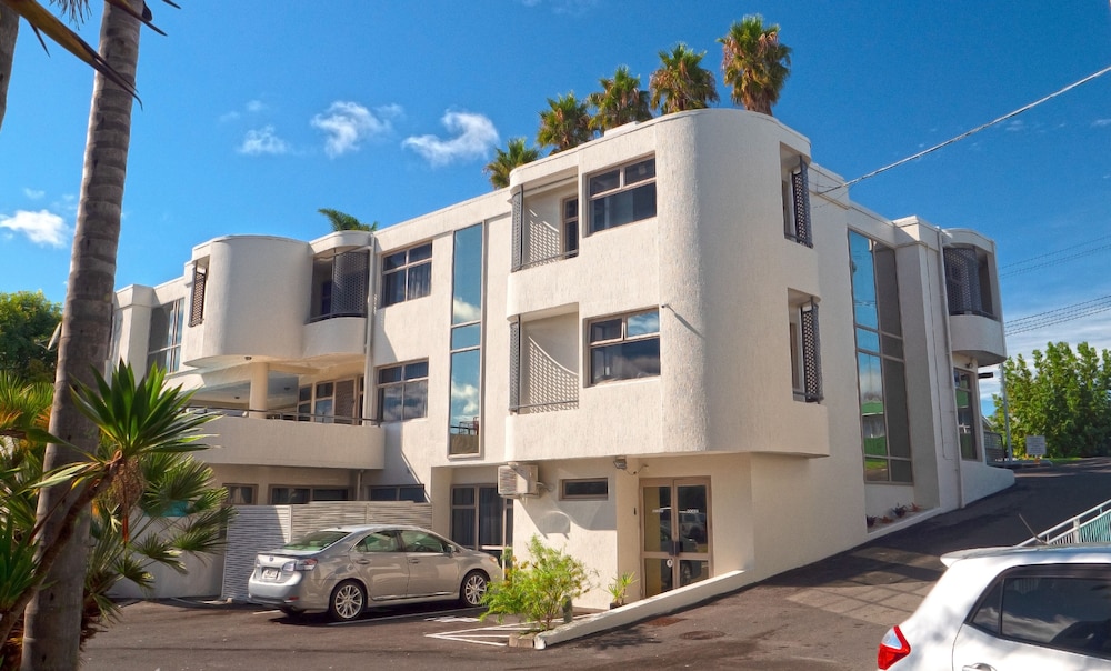 Carnmore Hotel Takapuna 56/65