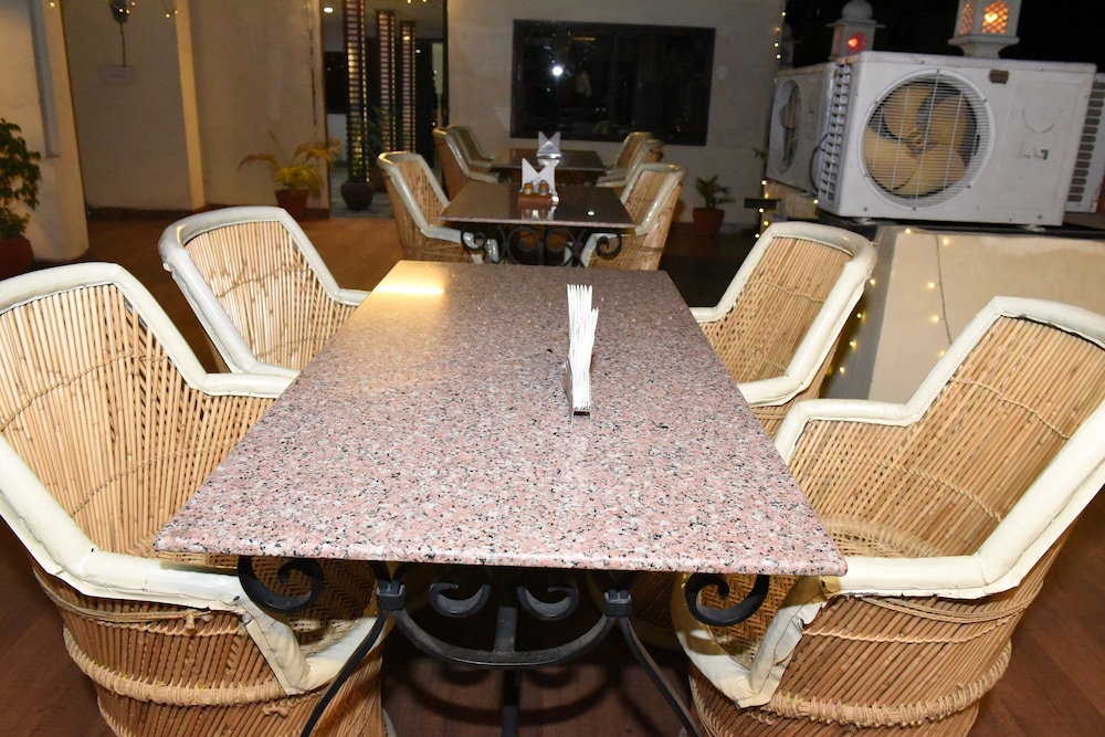 Hotel Vaishnavi 50/58