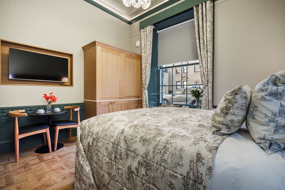 Bonnie Hotel 35/50