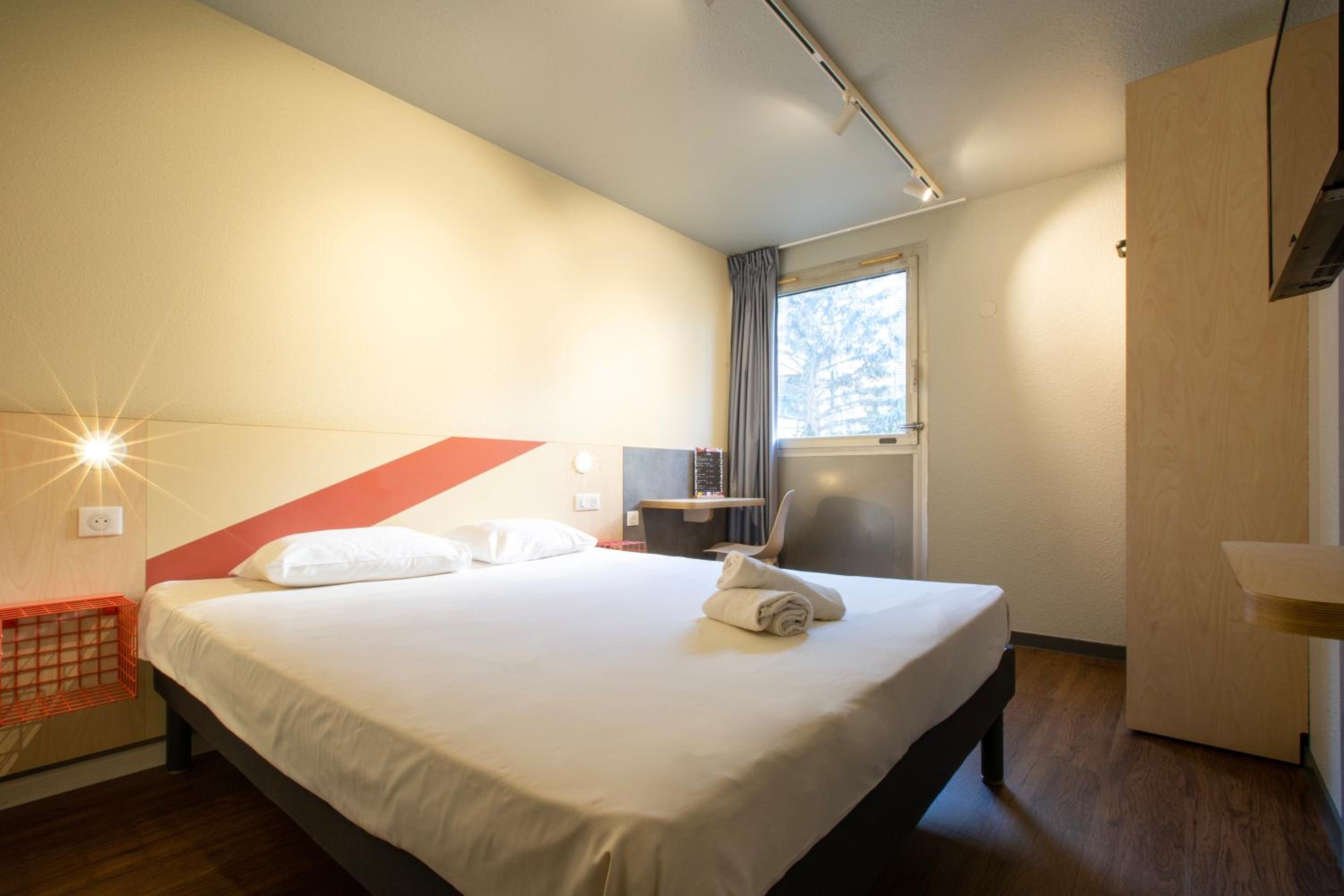 ROOM, TRIPLE, 1 DOUBLE AND 1 SINGLE BED