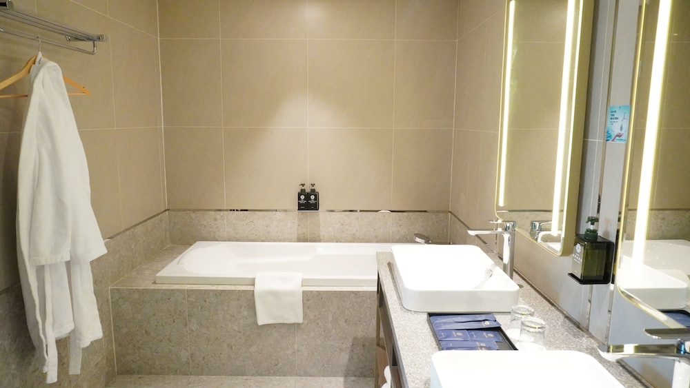 Grand Anara Airport Hotel 50/50