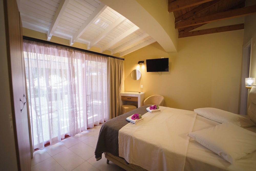 ROOM, DOUBLE BED