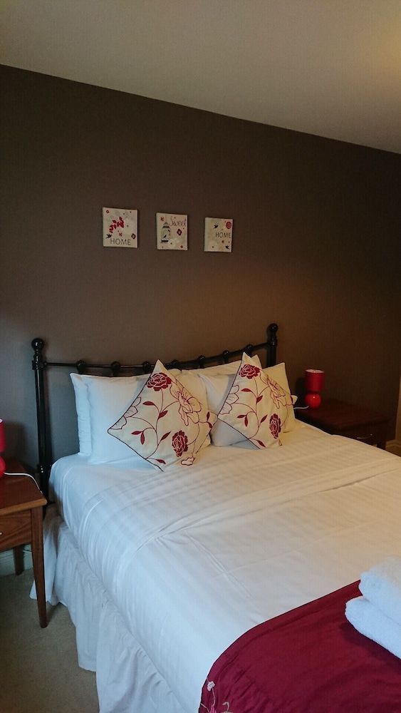 Apartment, Double Bed, Victoria Cloisters 1/3