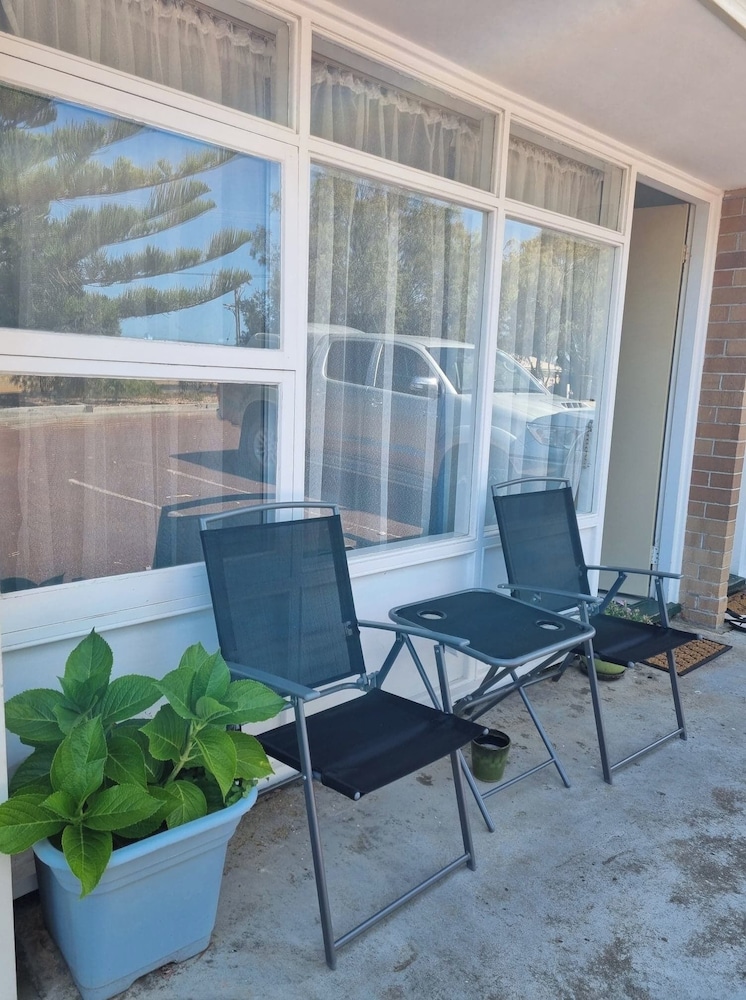 Emu Point Motel 52/70