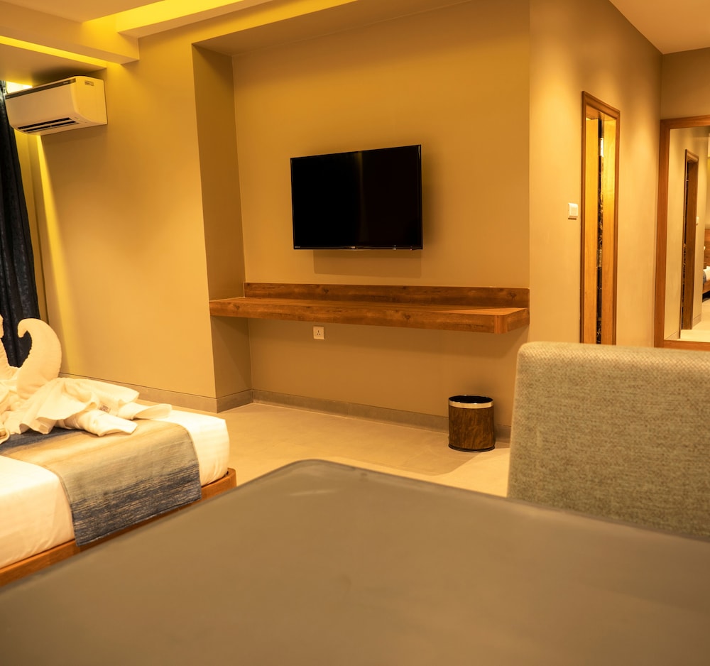 Cosmique Clarks Inn Suites Goa 40/48
