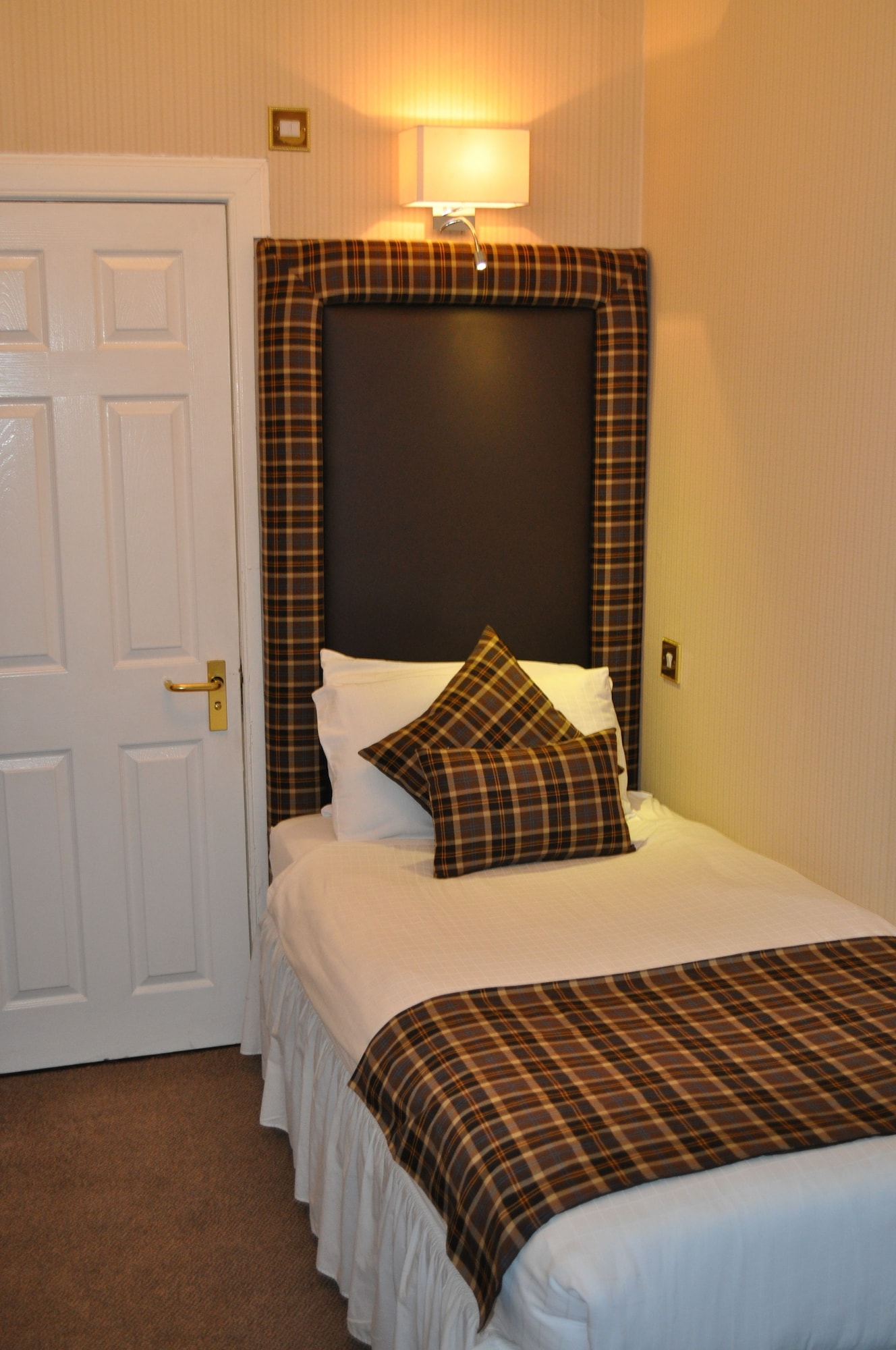 ROOM, SINGLE
