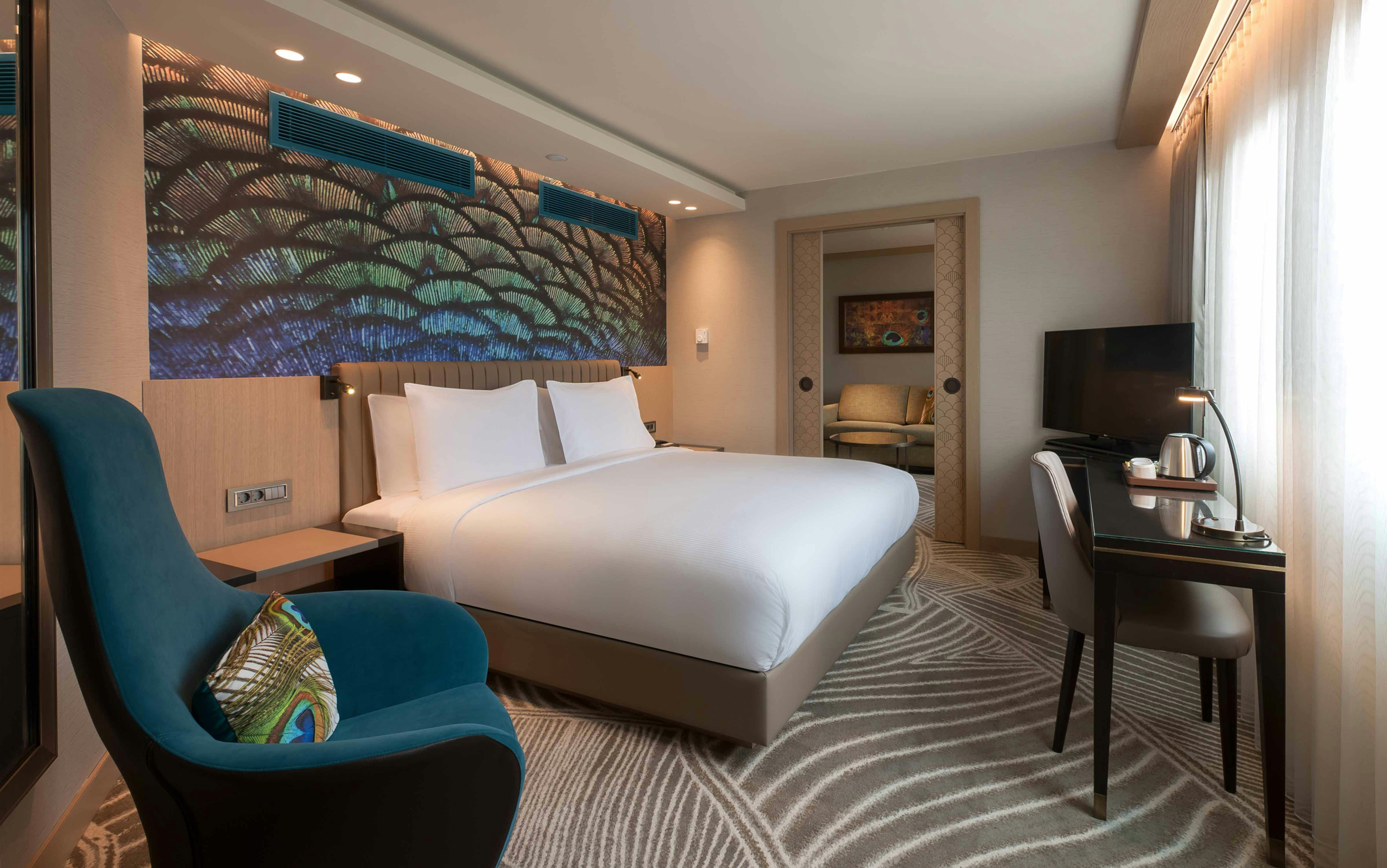 1 BEDROOM, SUITE, KING BED