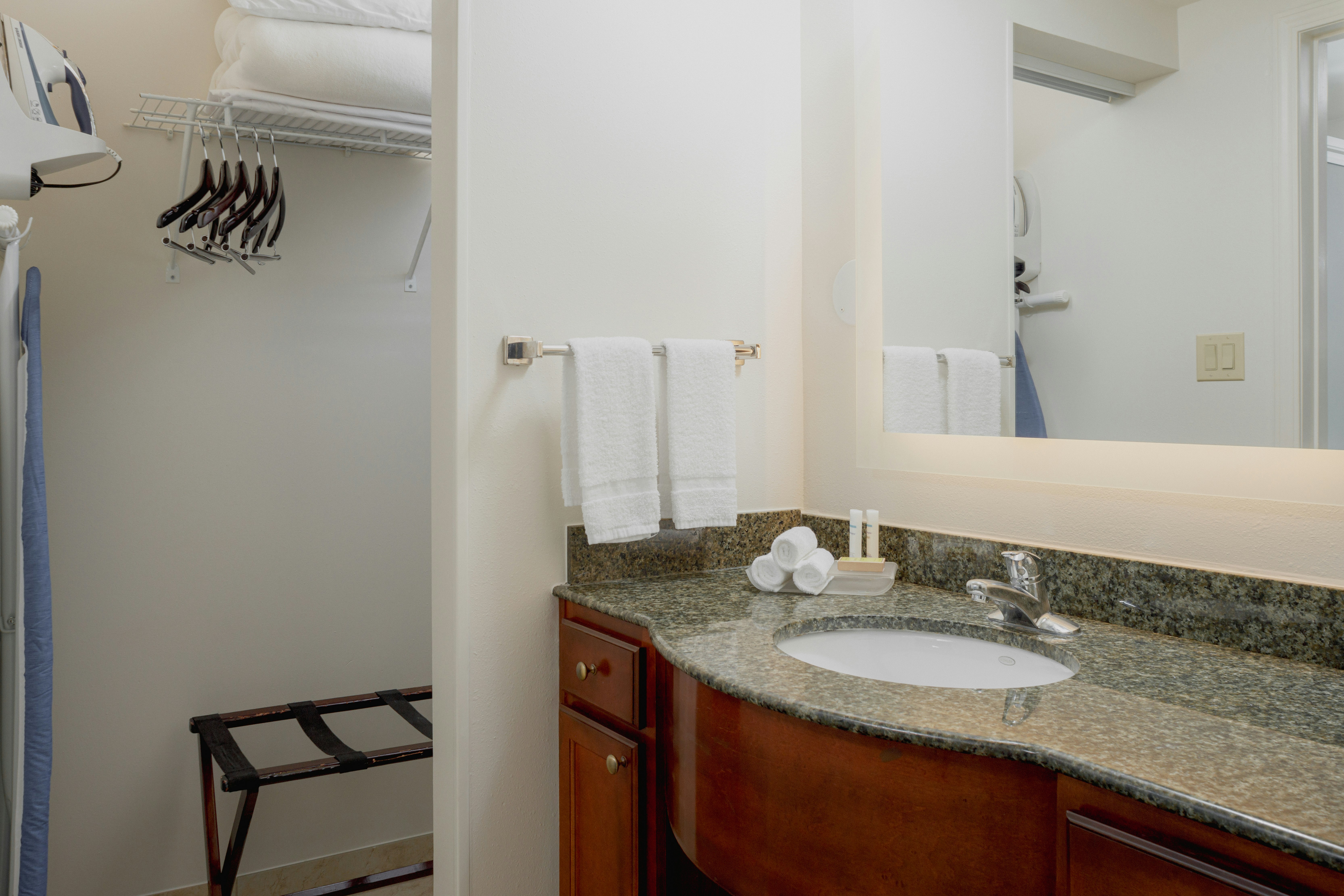 STUDIO, QUEEN BED, ACCESSIBLE