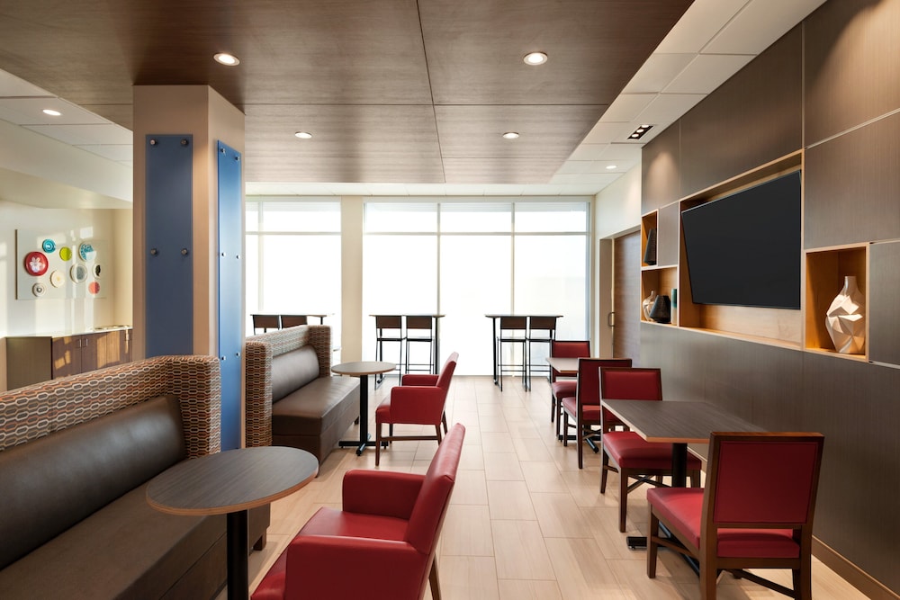 Holiday Inn Express Suites Beaver Dam 34/50