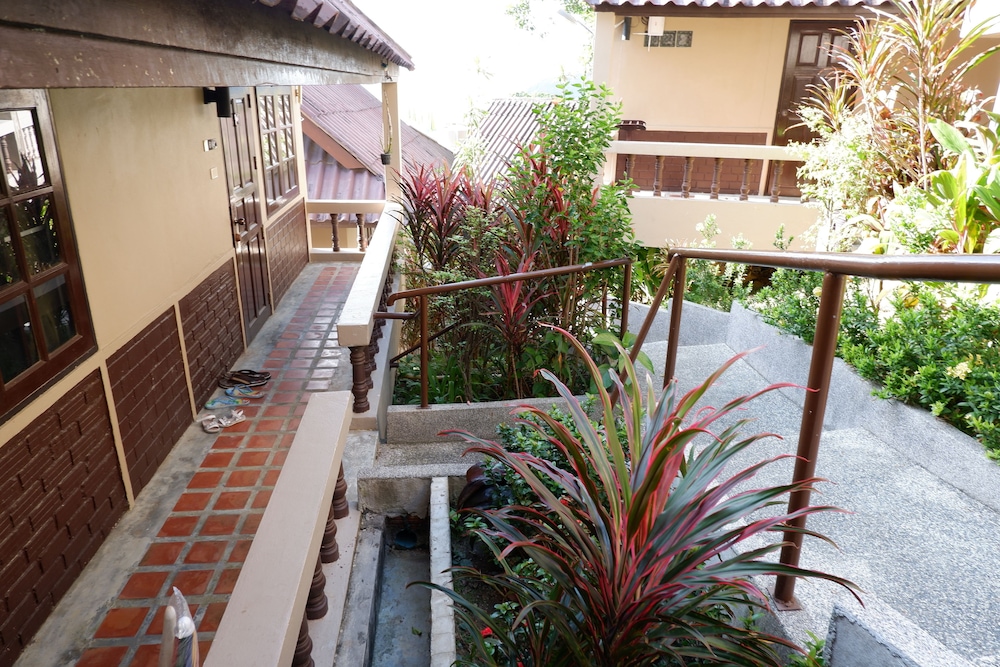Kata Beachwalk Hotel And Bungalows 4/74
