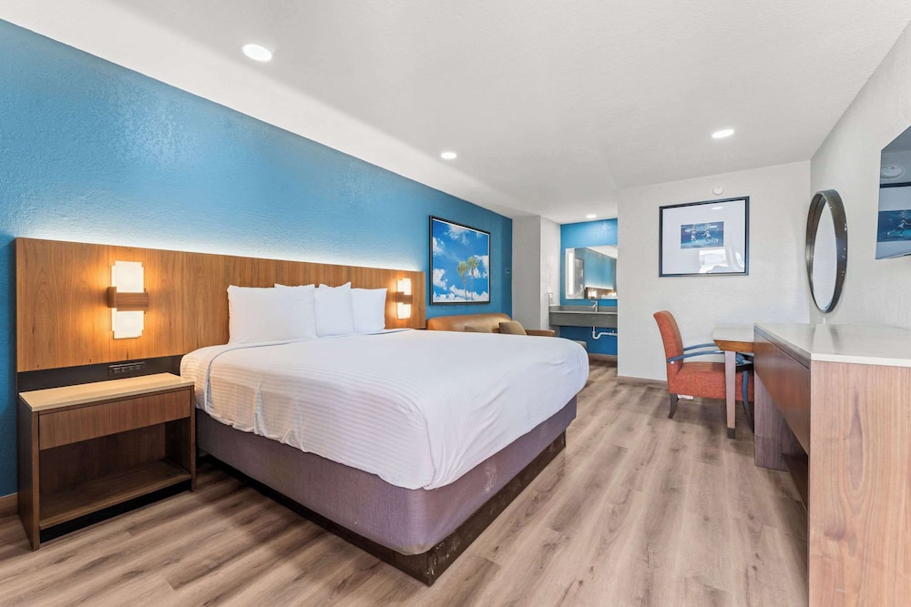 Econo Lodge Inn & Suites Sealy 28/52