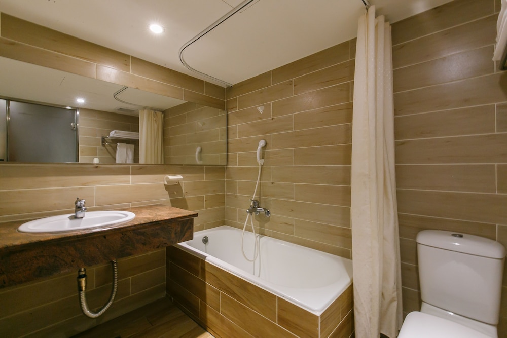 Highness Hotel 13/34