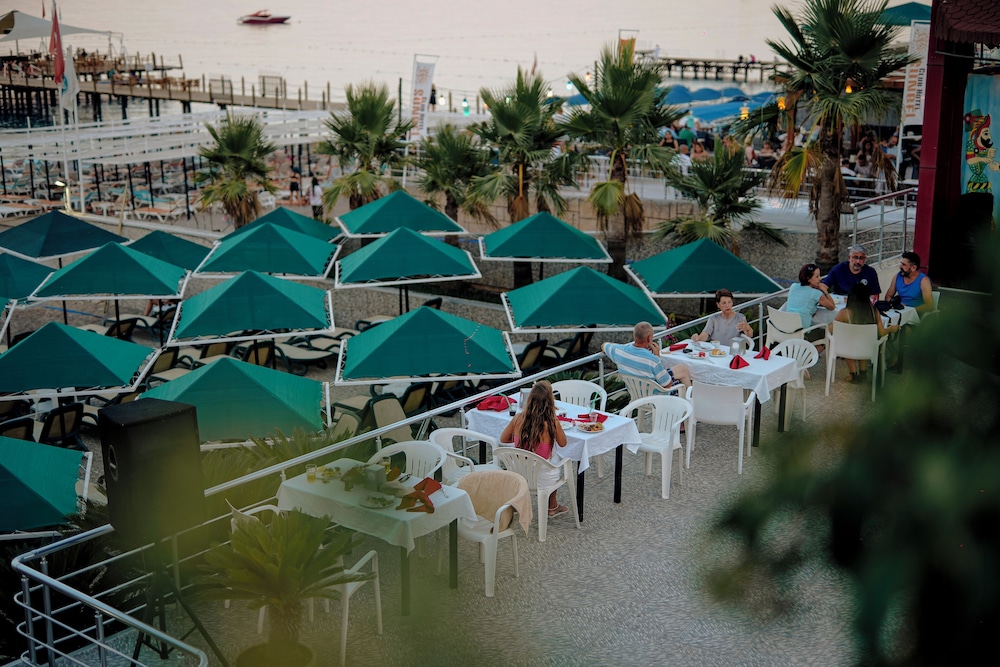 Aleria Belport Beach Hotel 65/71