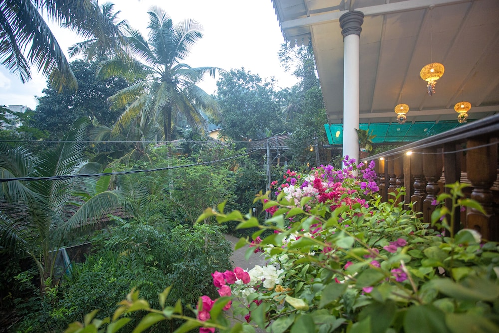 La Villa Guest House 44/50