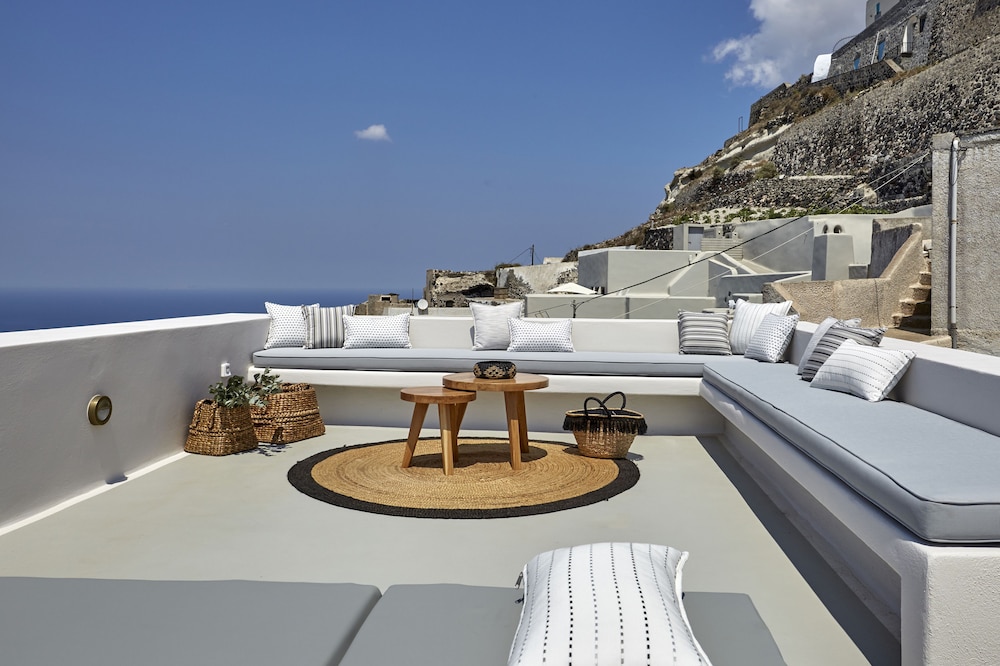 White And Co. La Torre Suites 41/50