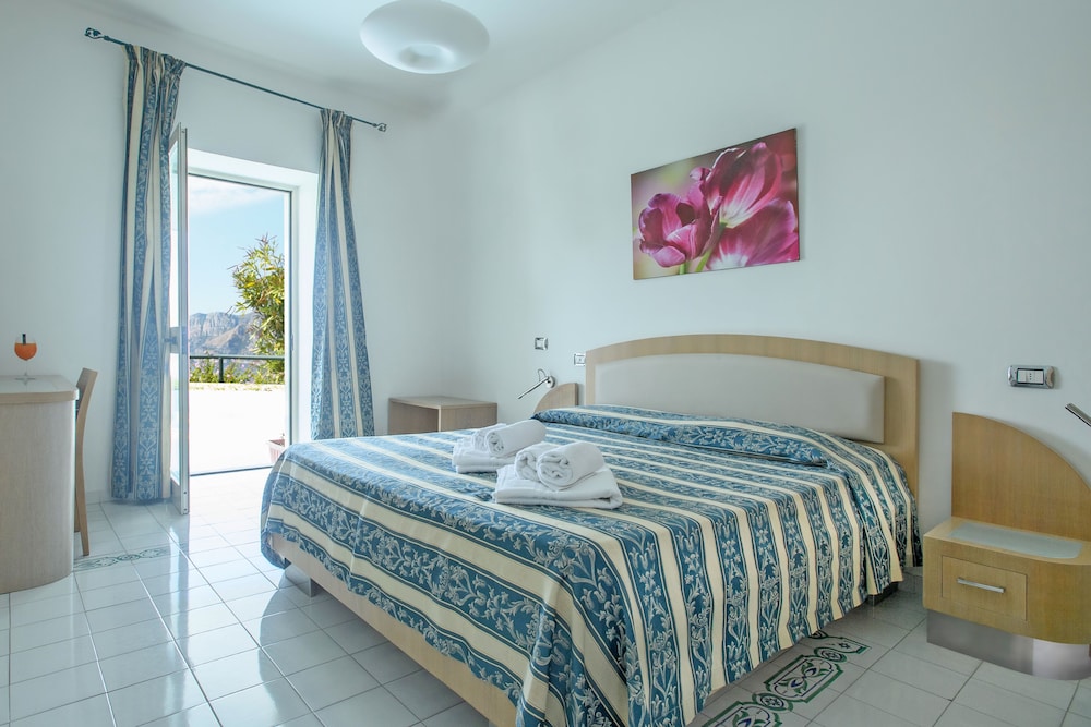 SUPERIOR, DOUBLE BED, SEA VIEW, SHARED TERRACE