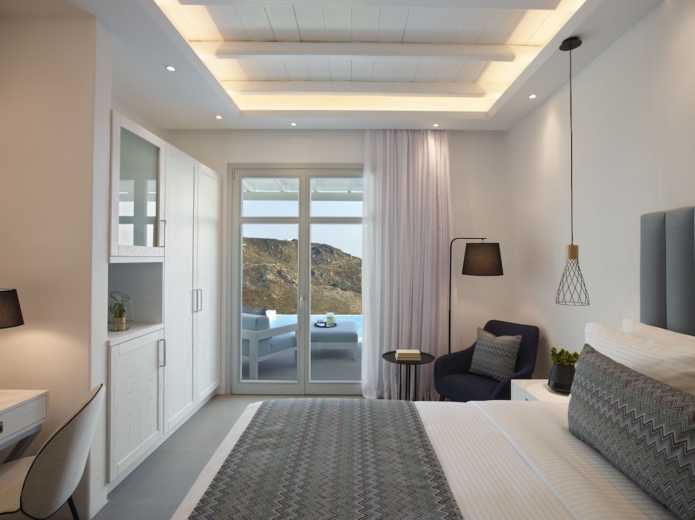 جناح بريميوم بسرير كينج بإطلالة على البحر بمسبح خاص، Epic Blue Suites & Villas 2/3