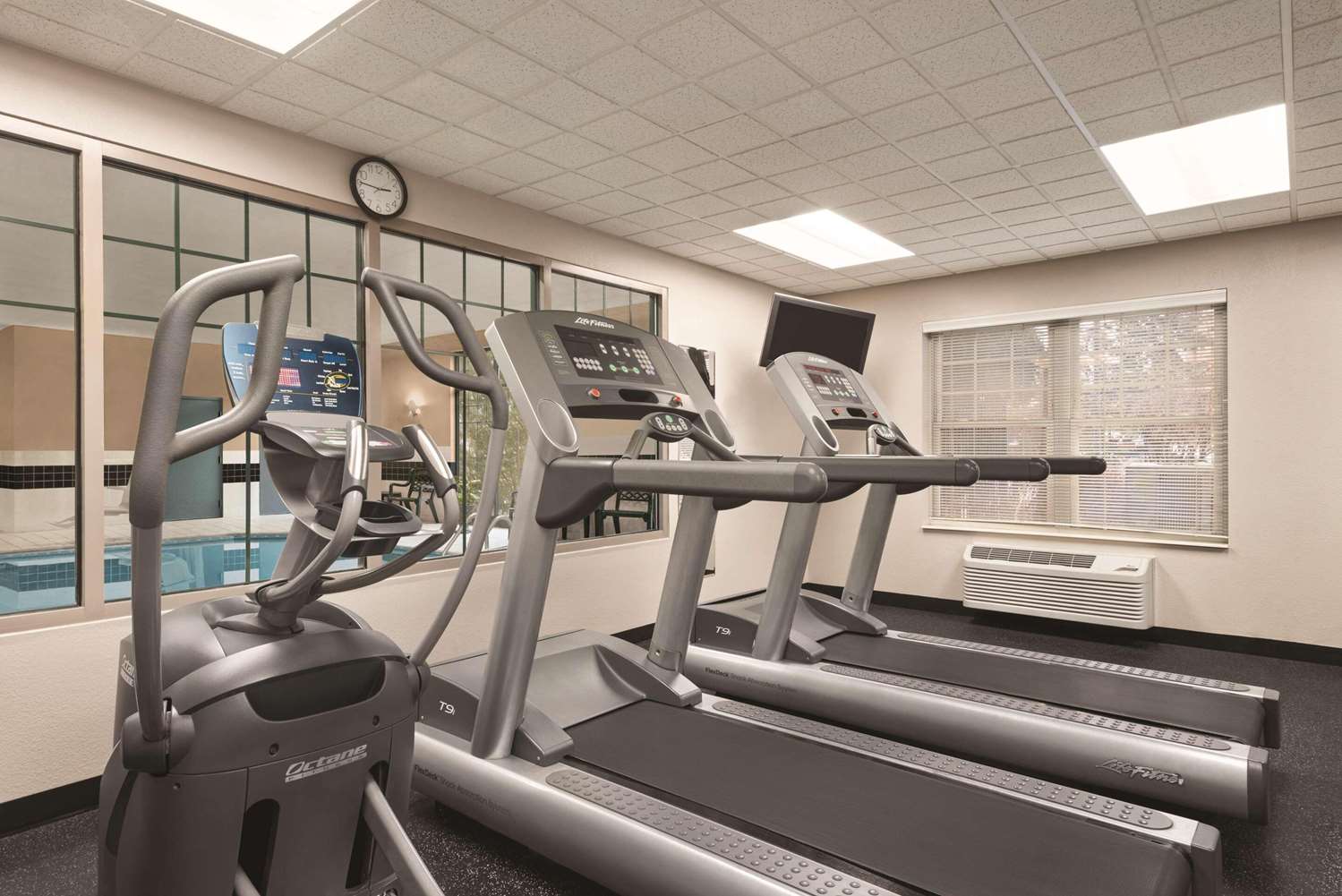 Country Inn & Suites by Radisson Schaumburg IL 16/33