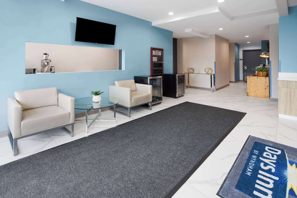 Days Inn by Wyndham Staten Island 25/36