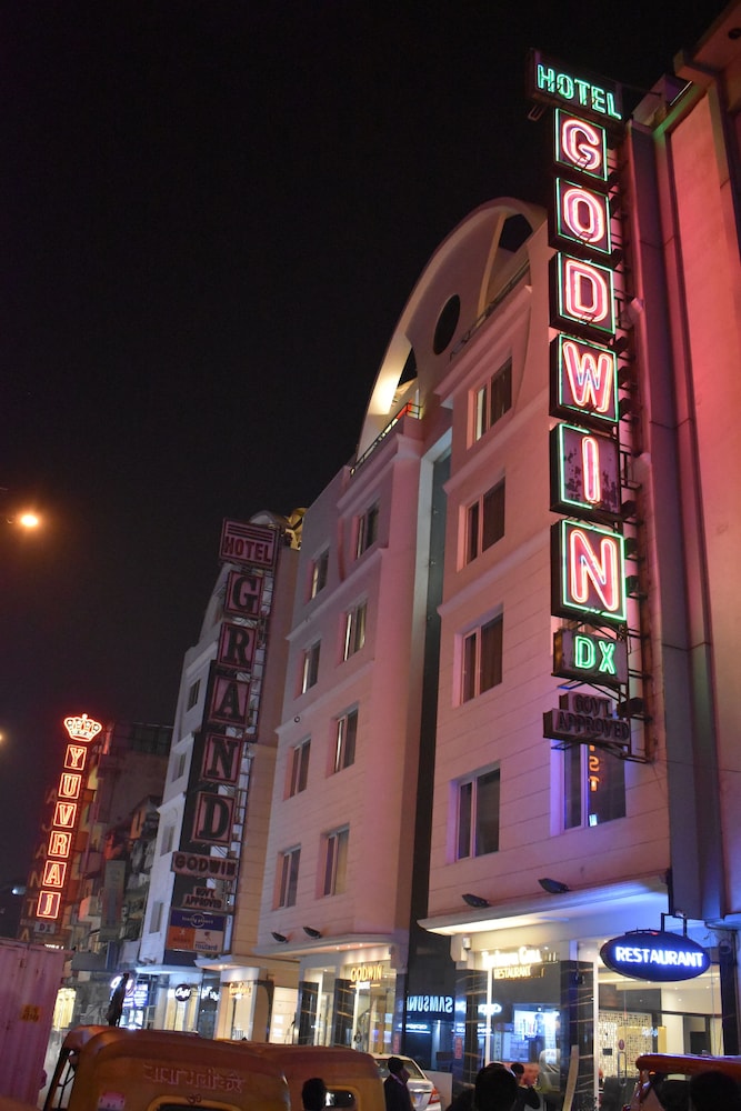 Godwin Deluxe Hotel 8/64