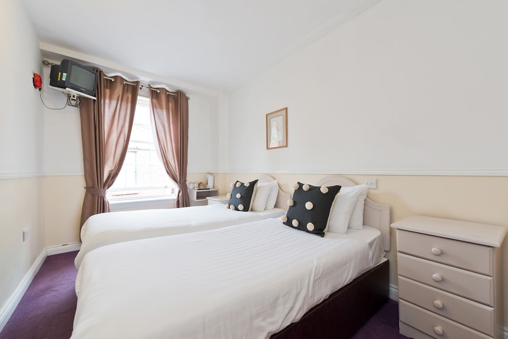Riverhouse Hotel 25/50