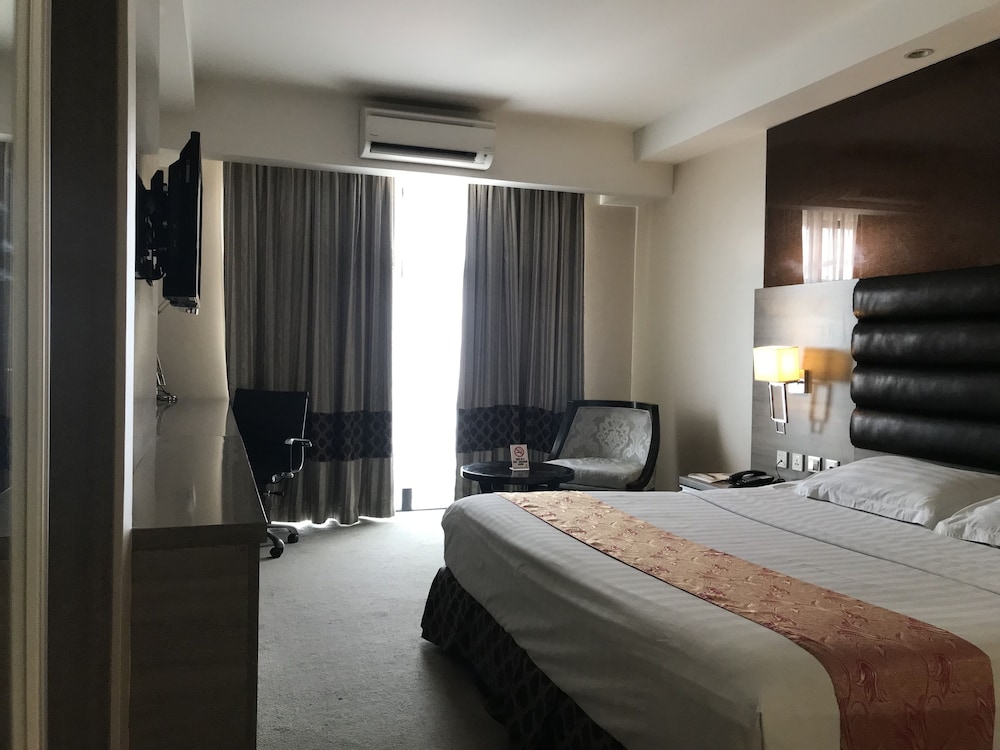 DELUXE, KING BED, BATHTUB
