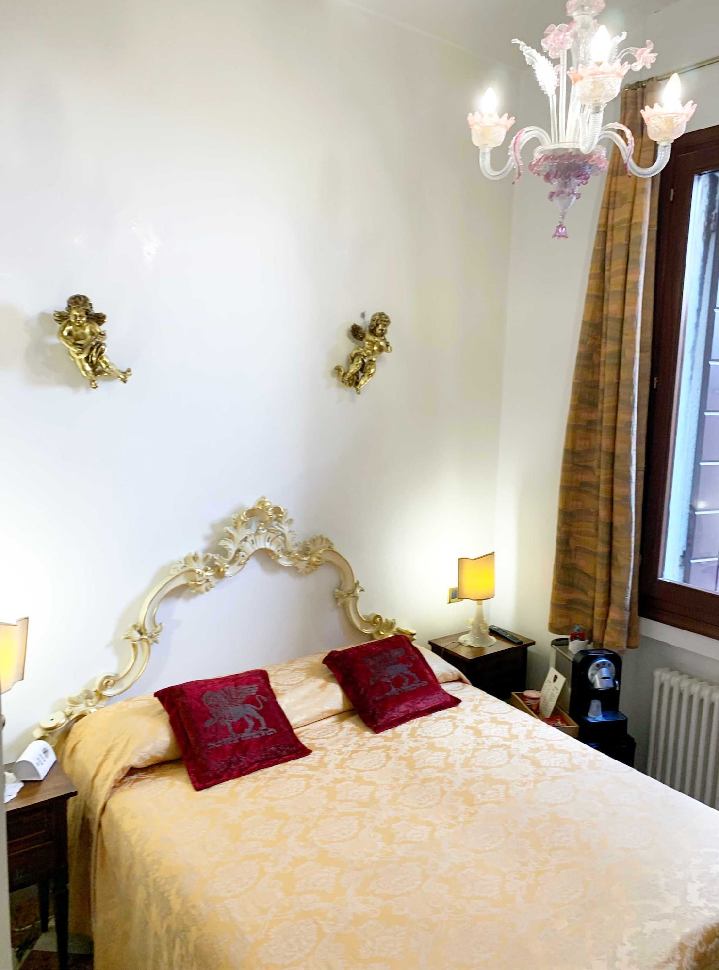 ECONOMY, TOWN HOUSE, QUEEN BED