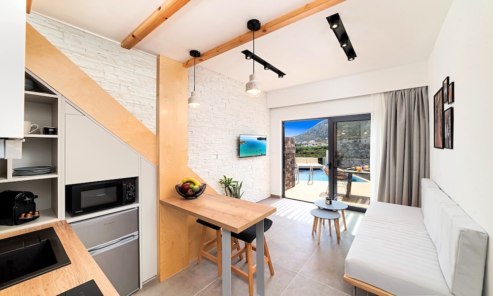 Aelia Suites 46/63